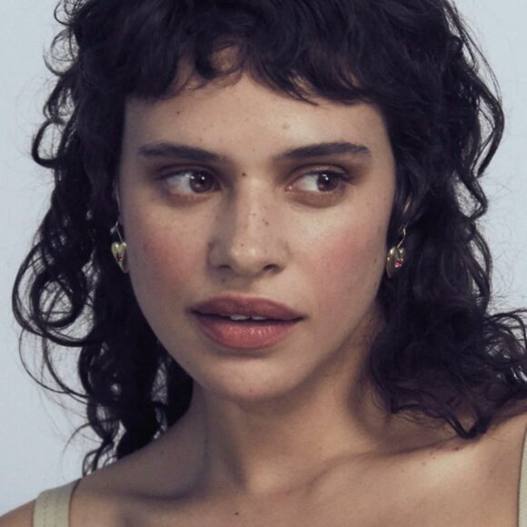 Lover Earrings in Gold - Picture 3 of 5